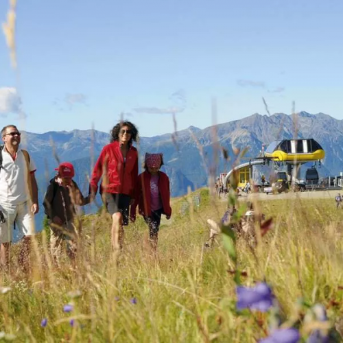 Frühling in den Bergen mit Ihrer Familie und Kindern