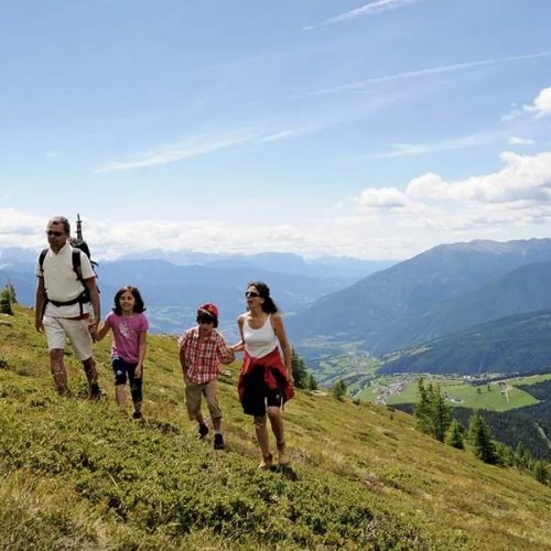 Frühling in den Bergen mit Ihrer Familie und Kindern